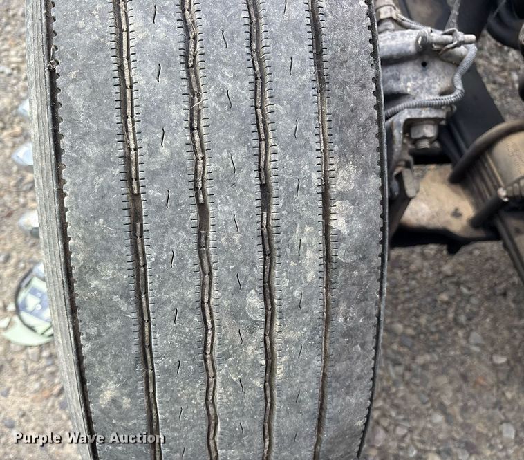 image for item YA0513 2000 Freightliner FLD120 semi truck