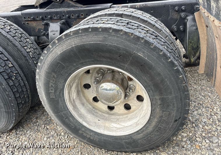 image for item YA0513 2000 Freightliner FLD120 semi truck