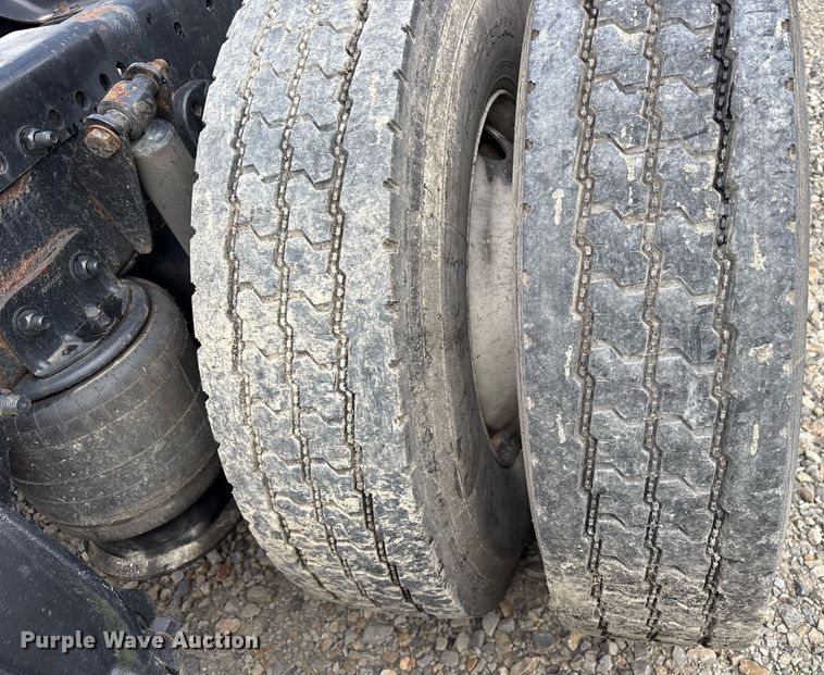 image for item YA0513 2000 Freightliner FLD120 semi truck