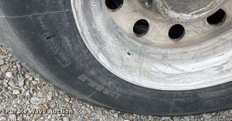 image for item YA0513 2000 Freightliner FLD120 semi truck