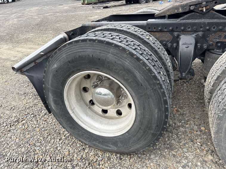 image for item YA0513 2000 Freightliner FLD120 semi truck