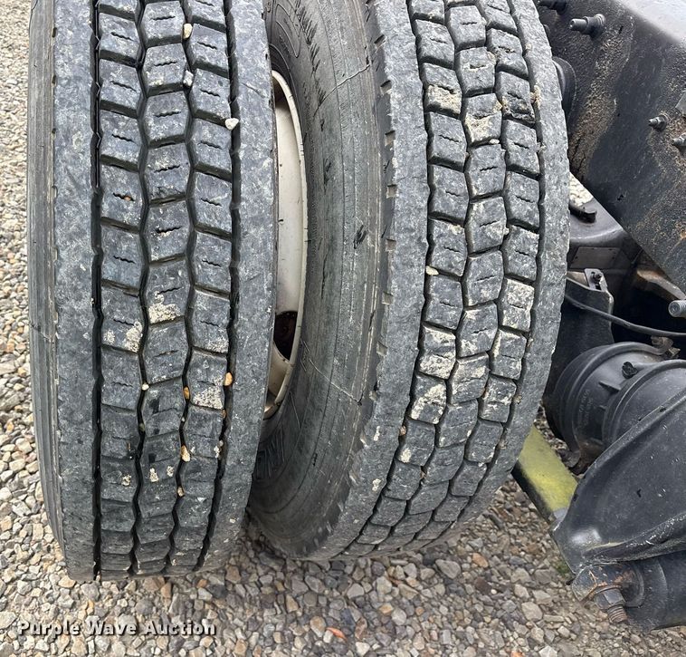 image for item YA0513 2000 Freightliner FLD120 semi truck