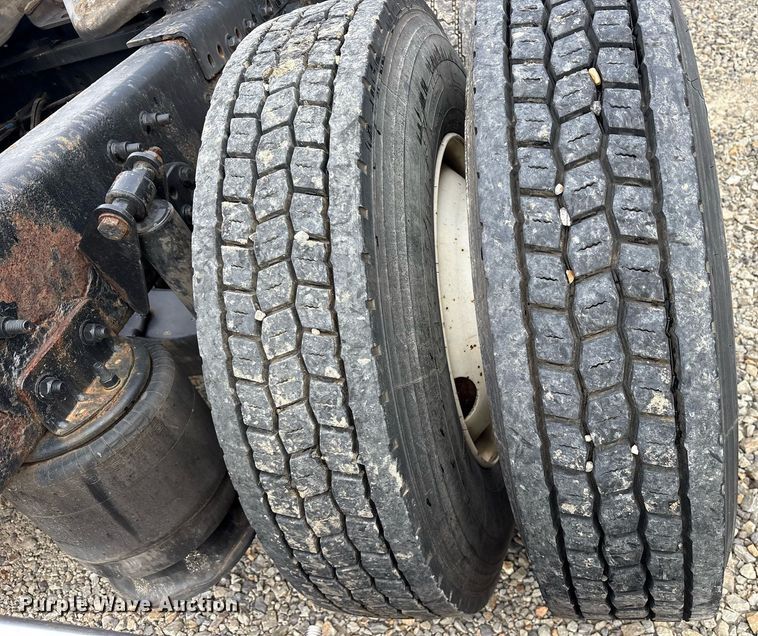 image for item YA0513 2000 Freightliner FLD120 semi truck