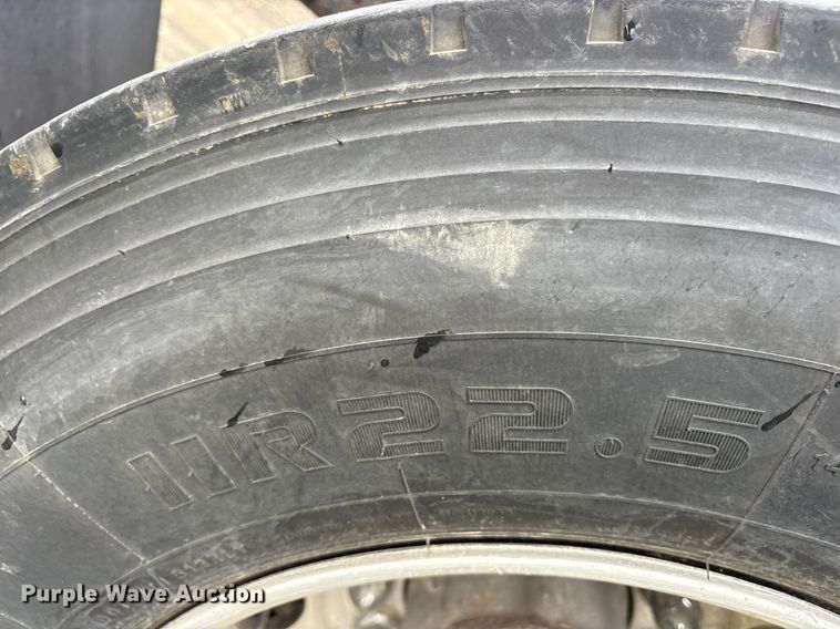 image for item YA0513 2000 Freightliner FLD120 semi truck