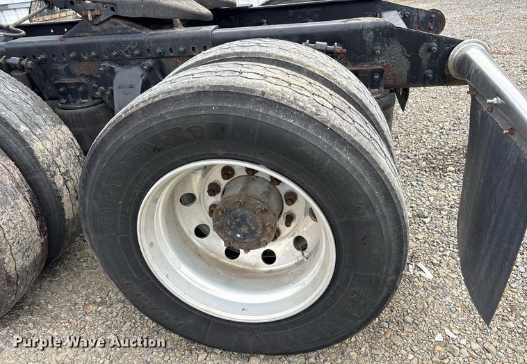 image for item YA0513 2000 Freightliner FLD120 semi truck