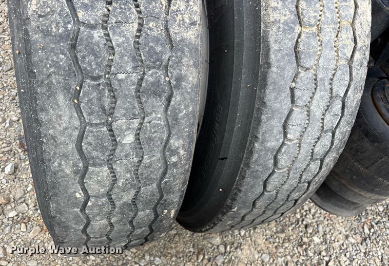 image for item YA0513 2000 Freightliner FLD120 semi truck