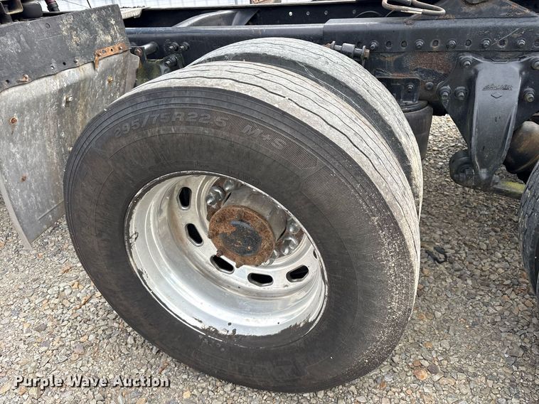 image for item YA0513 2000 Freightliner FLD120 semi truck