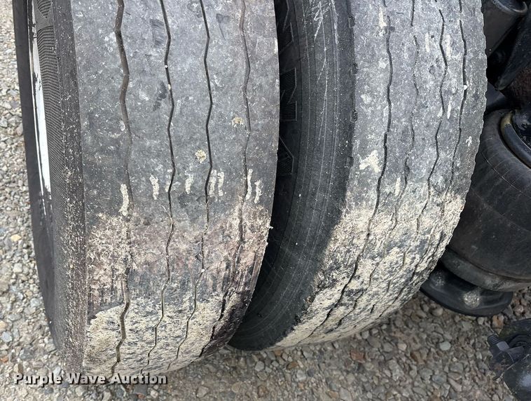 image for item YA0513 2000 Freightliner FLD120 semi truck