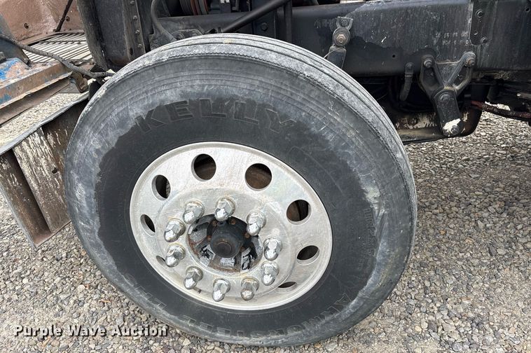 image for item YA0513 2000 Freightliner FLD120 semi truck