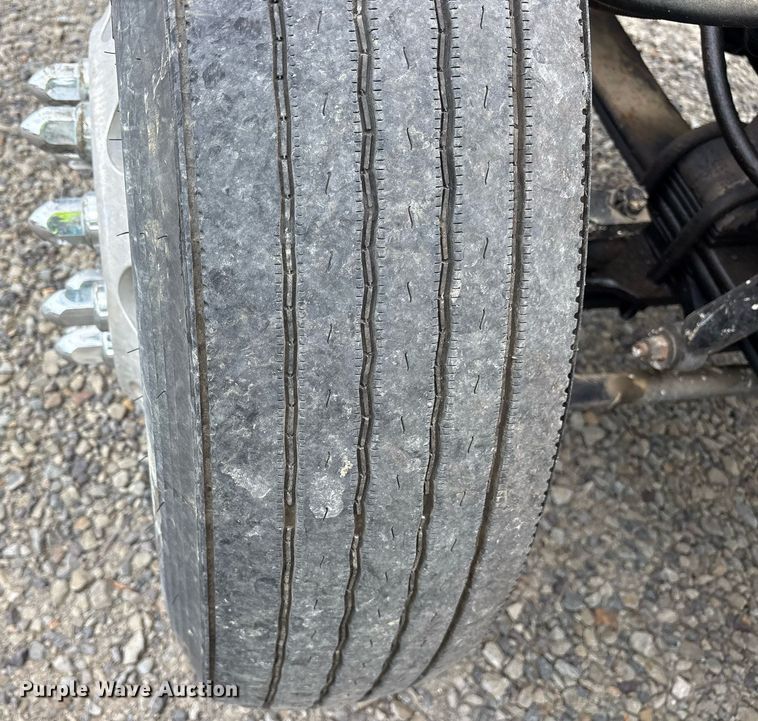 image for item YA0513 2000 Freightliner FLD120 semi truck