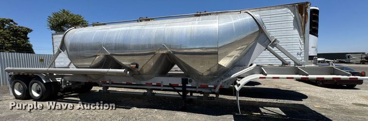 image for item YA0579 2005 Polar pneumatic dry bulk trailer