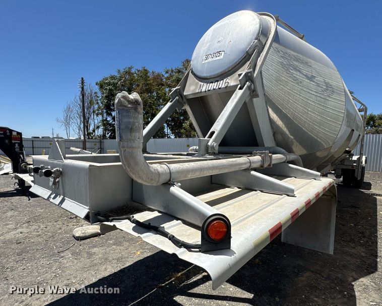 image for item YA0579 2005 Polar pneumatic dry bulk trailer