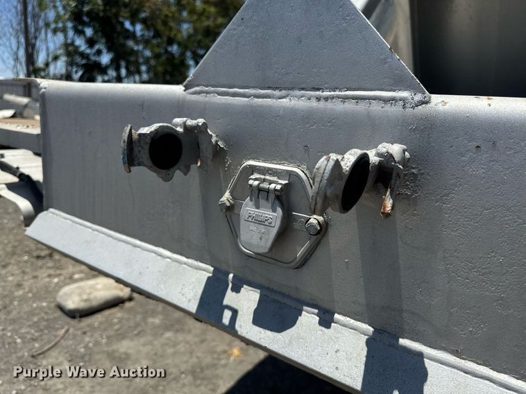 image for item YA0579 2005 Polar pneumatic dry bulk trailer