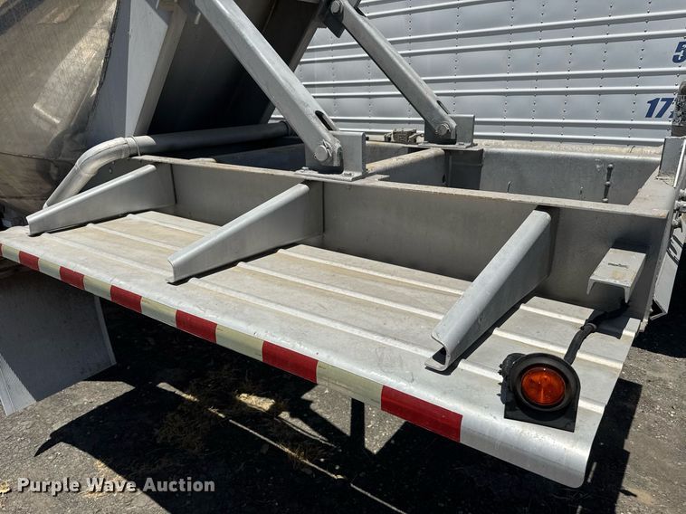 image for item YA0579 2005 Polar pneumatic dry bulk trailer