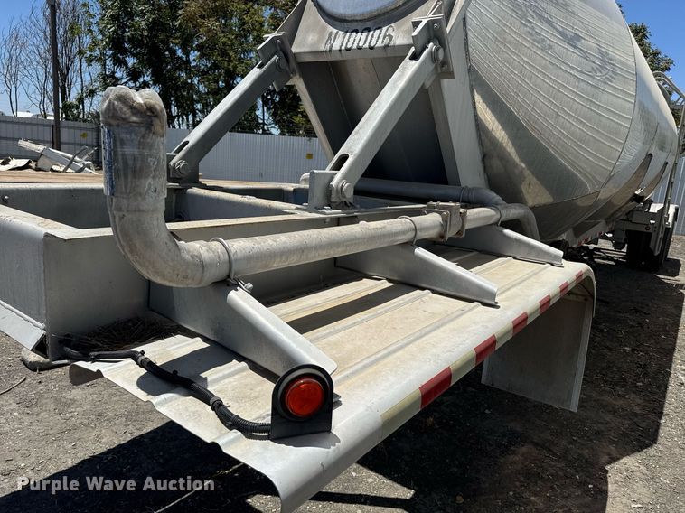 image for item YA0579 2005 Polar pneumatic dry bulk trailer