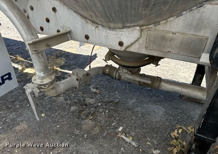 image for item YA0579 2005 Polar pneumatic dry bulk trailer