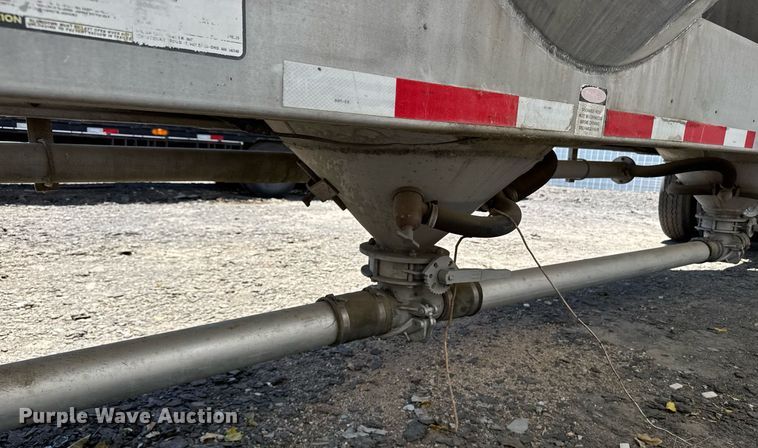 image for item YA0579 2005 Polar pneumatic dry bulk trailer