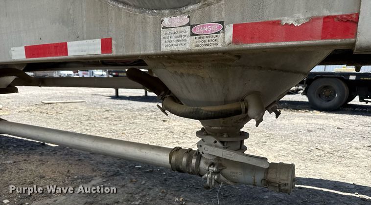 image for item YA0579 2005 Polar pneumatic dry bulk trailer