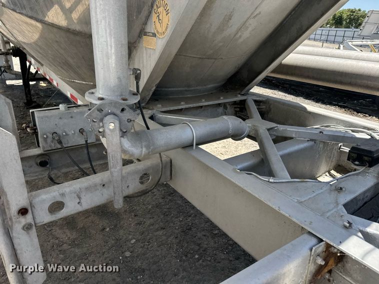 image for item YA0579 2005 Polar pneumatic dry bulk trailer