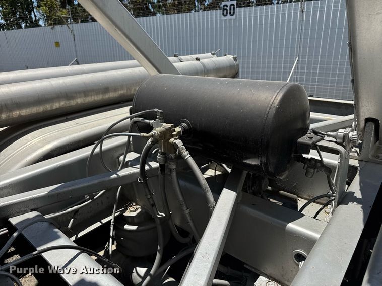 image for item YA0579 2005 Polar pneumatic dry bulk trailer