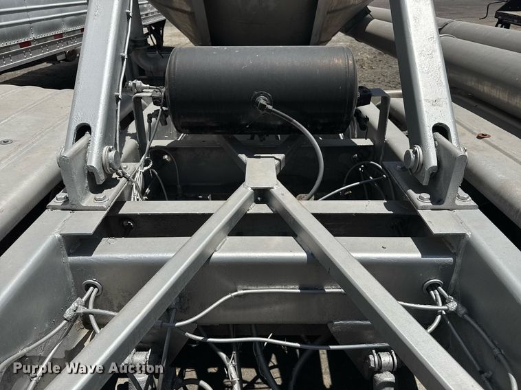 image for item YA0579 2005 Polar pneumatic dry bulk trailer