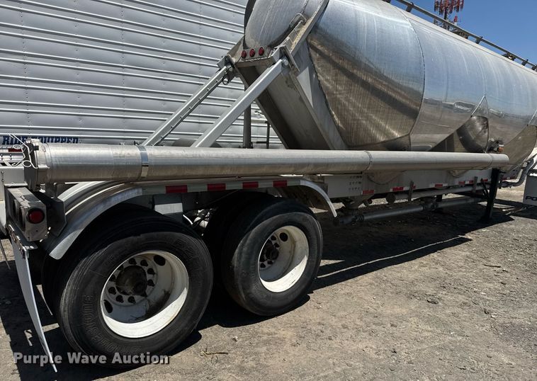 image for item YA0579 2005 Polar pneumatic dry bulk trailer