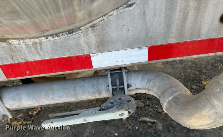 image for item YA0579 2005 Polar pneumatic dry bulk trailer