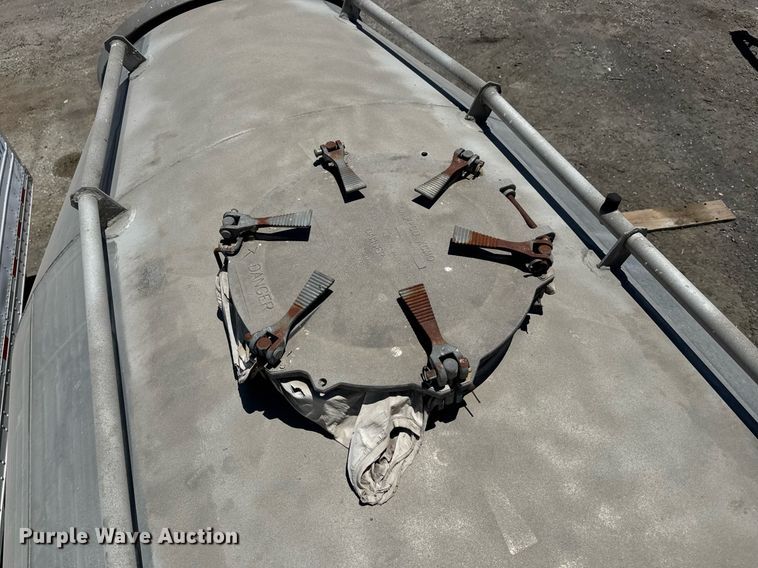 image for item YA0579 2005 Polar pneumatic dry bulk trailer