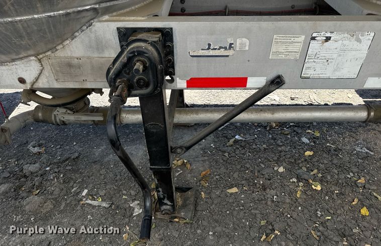 image for item YA0579 2005 Polar pneumatic dry bulk trailer