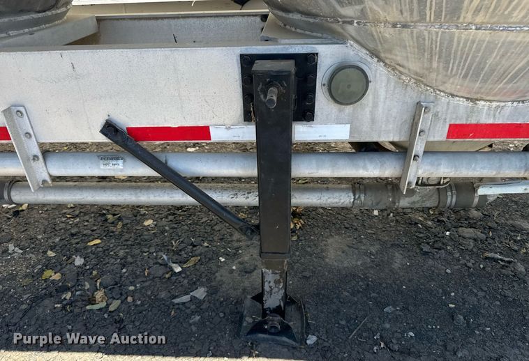 image for item YA0579 2005 Polar pneumatic dry bulk trailer