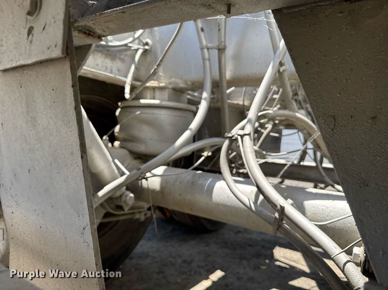 image for item YA0579 2005 Polar pneumatic dry bulk trailer