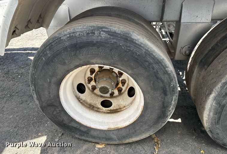 image for item YA0579 2005 Polar pneumatic dry bulk trailer