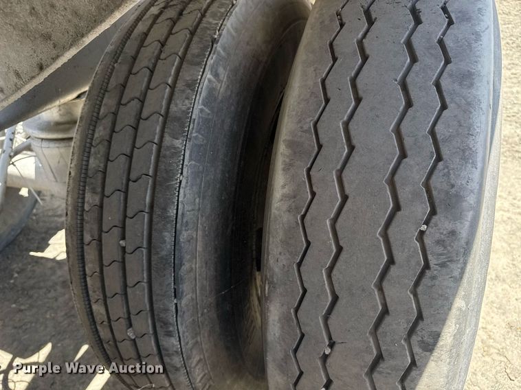 image for item YA0579 2005 Polar pneumatic dry bulk trailer