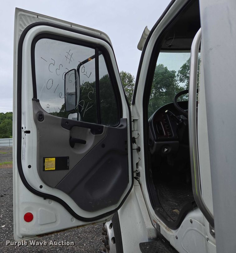 image for item YA0610 2016 Freightliner Business Class M2 box truck