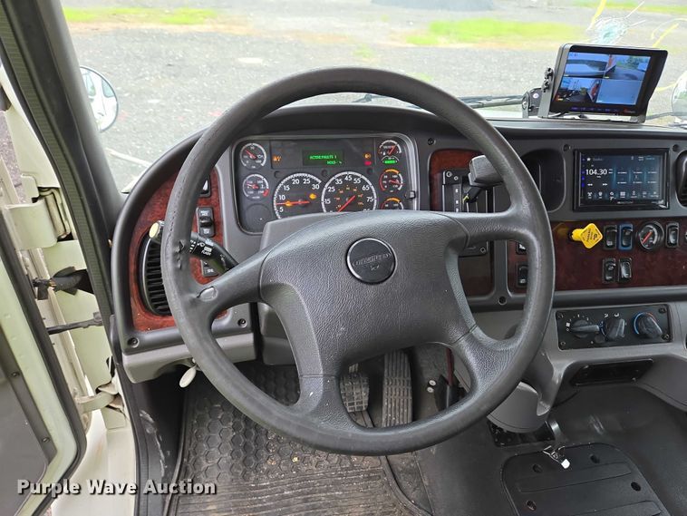 image for item YA0610 2016 Freightliner Business Class M2 box truck