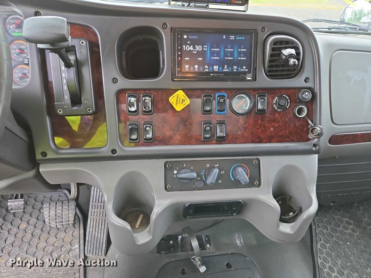 image for item YA0610 2016 Freightliner Business Class M2 box truck