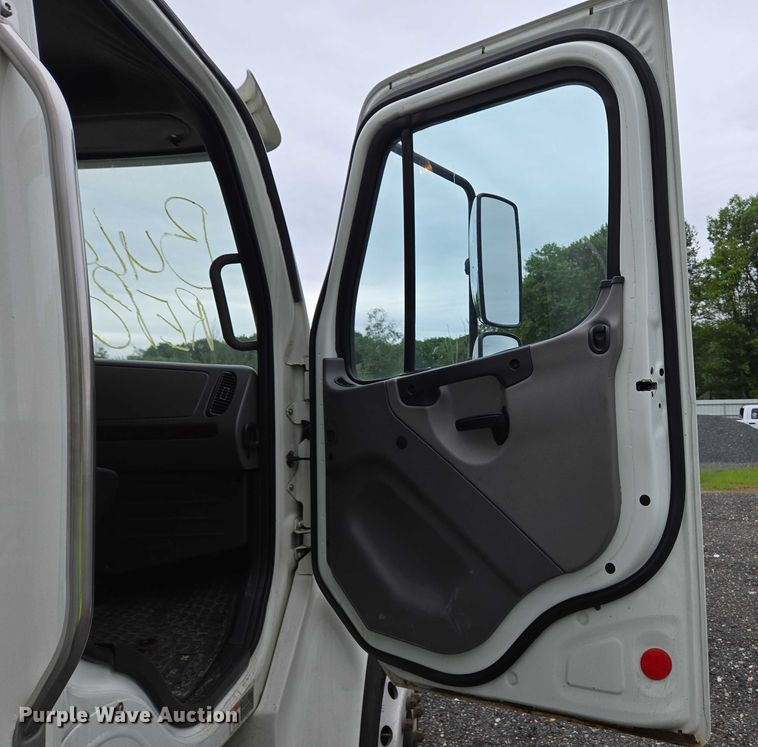 image for item YA0610 2016 Freightliner Business Class M2 box truck