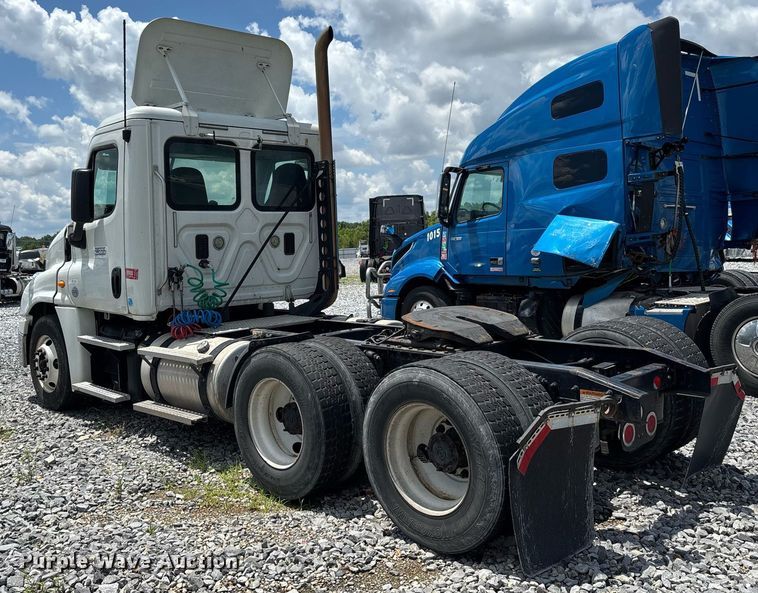 image for item YA0631 2014 Freightliner Cascadia 125 semi truck