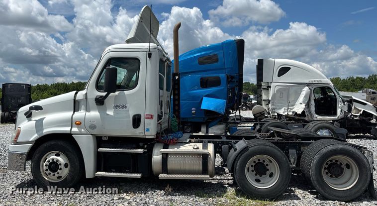 image for item YA0631 2014 Freightliner Cascadia 125 semi truck