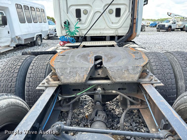 image for item YA0631 2014 Freightliner Cascadia 125 semi truck