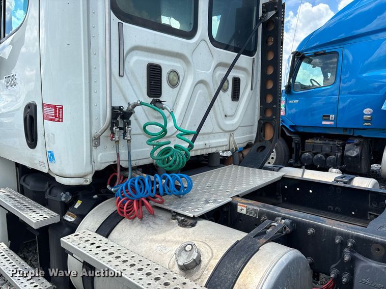 image for item YA0631 2014 Freightliner Cascadia 125 semi truck