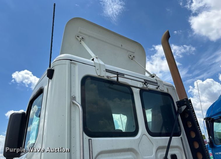 image for item YA0631 2014 Freightliner Cascadia 125 semi truck