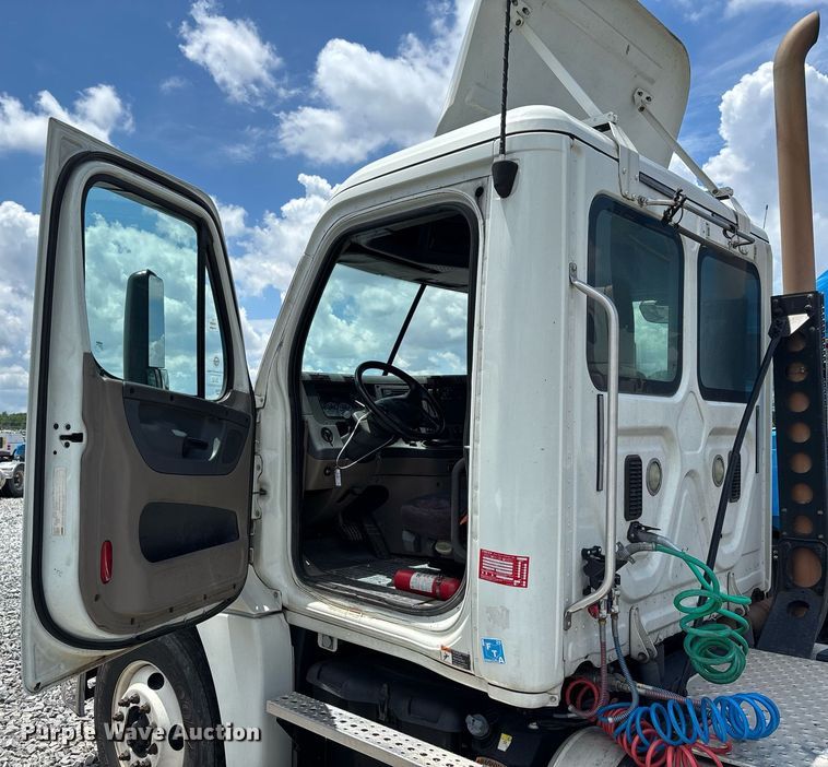 image for item YA0631 2014 Freightliner Cascadia 125 semi truck