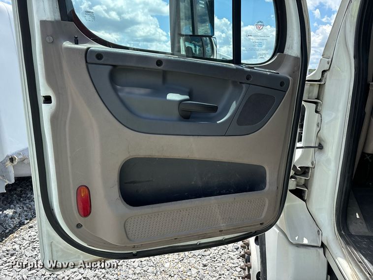 image for item YA0631 2014 Freightliner Cascadia 125 semi truck