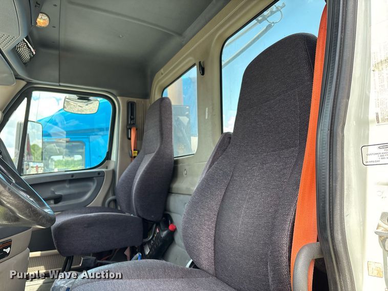 image for item YA0631 2014 Freightliner Cascadia 125 semi truck