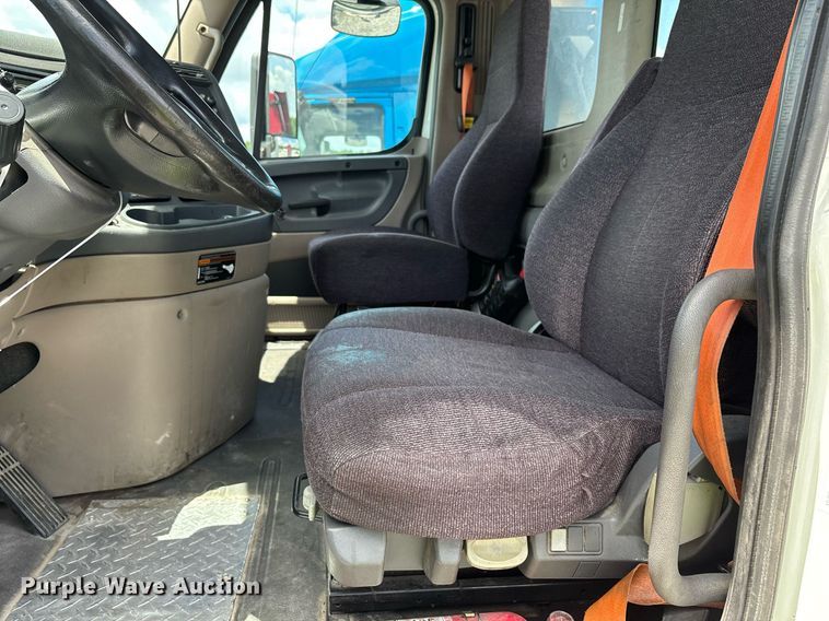 image for item YA0631 2014 Freightliner Cascadia 125 semi truck