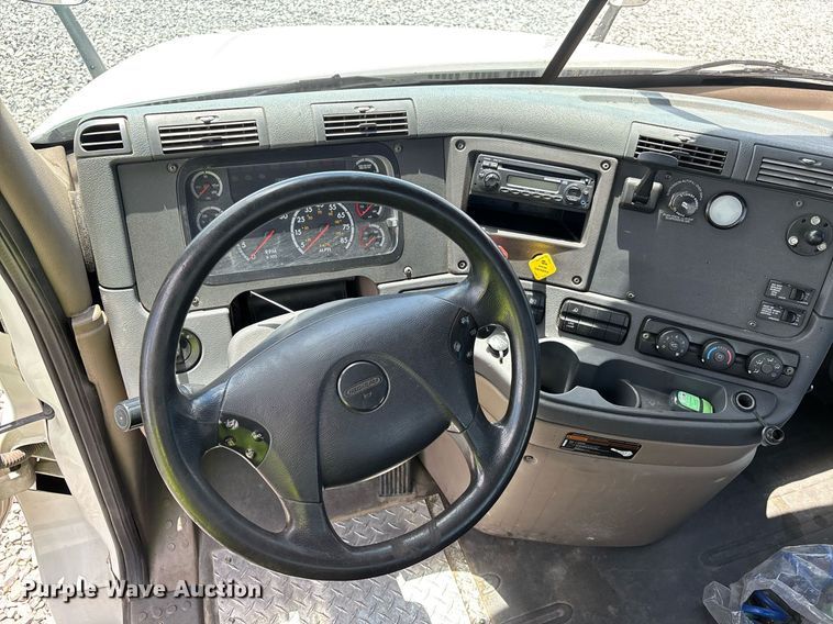 image for item YA0631 2014 Freightliner Cascadia 125 semi truck