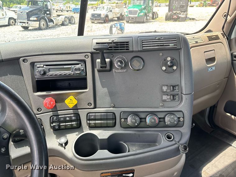 image for item YA0631 2014 Freightliner Cascadia 125 semi truck