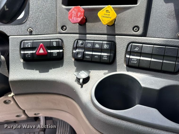 image for item YA0631 2014 Freightliner Cascadia 125 semi truck