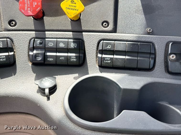 image for item YA0631 2014 Freightliner Cascadia 125 semi truck